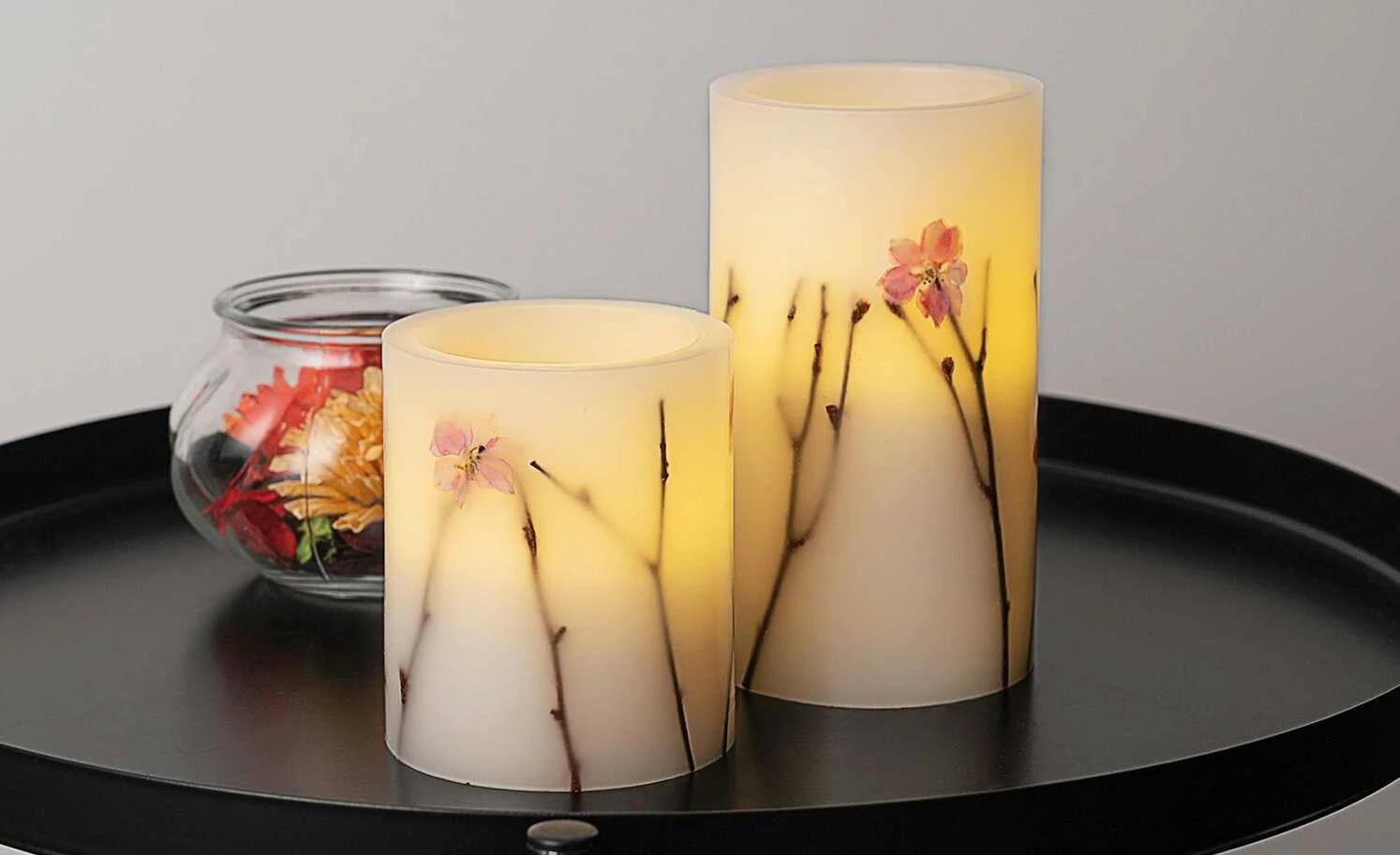 LED-Echtwachs-Kerzen 2er-Set, weiß mit Blumen 2 LED-Echtwachs-Kerzen 2er-Set, weiß mit Blumen – Bild 2