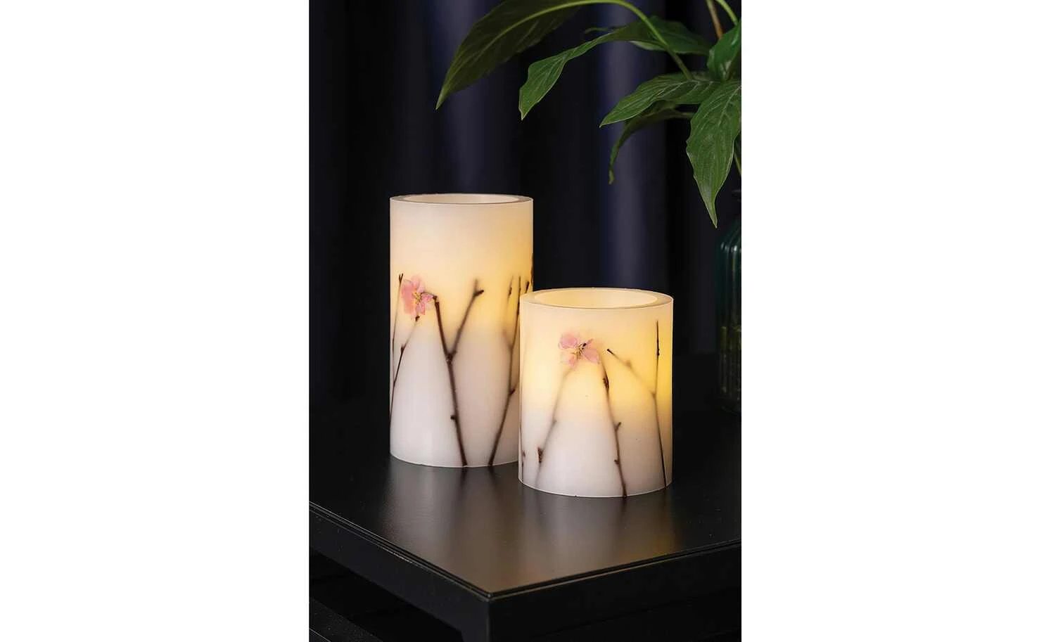 LED-Echtwachs-Kerzen 2er-Set, weiß mit Blumen 1 LED-Echtwachs-Kerzen 2er-Set, weiß mit Blumen
