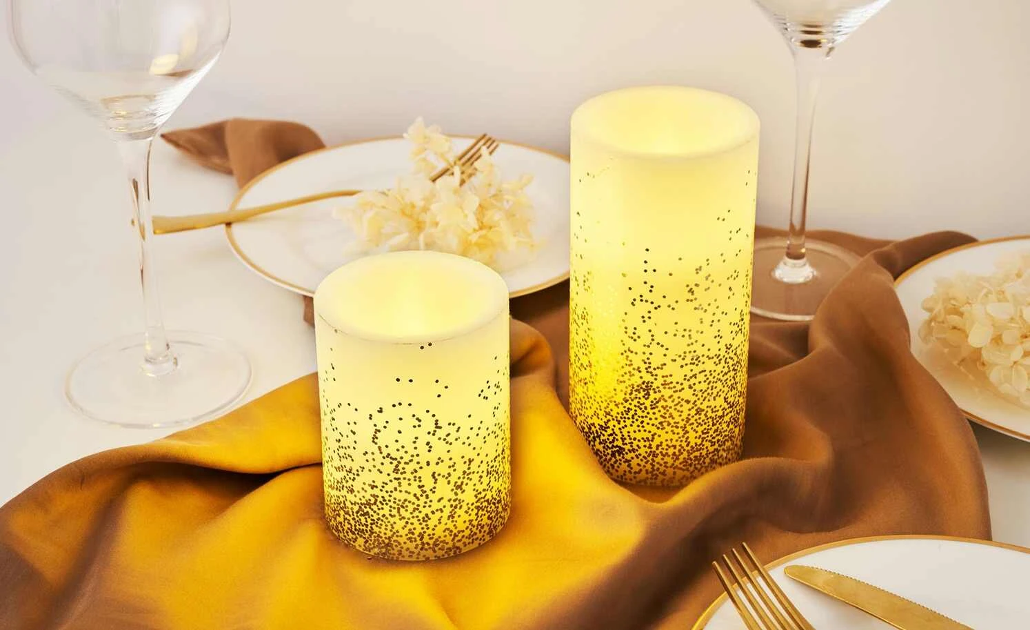 LED-Echtwachs-Kerzen 2er-Set, Elfenbein/goldfarben 1 LED-Echtwachs-Kerzen 2er-Set, Elfenbein/goldfarben