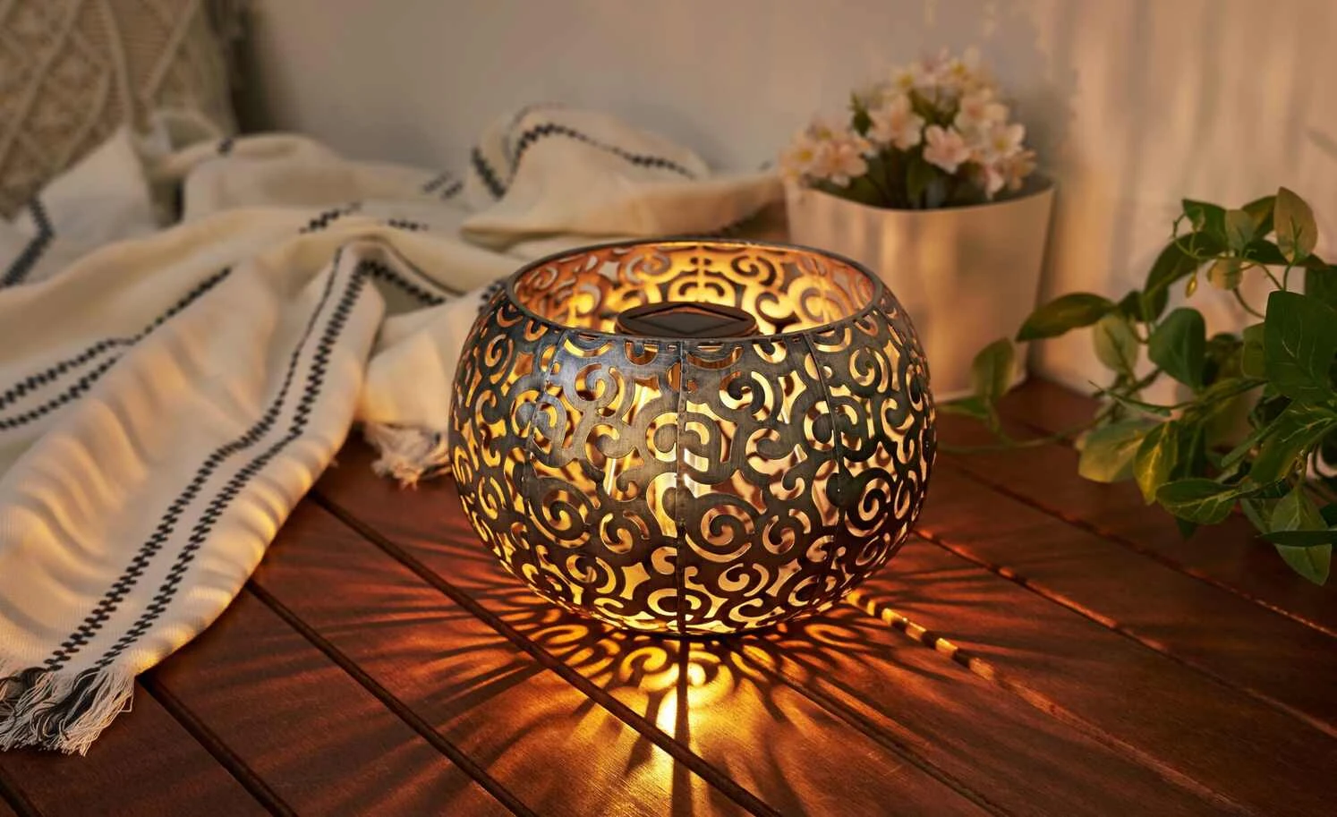 Solar-Tischleuchte, silberfarben `Schale´ 1 Solar-Tischleuchte, silberfarben `Schale´