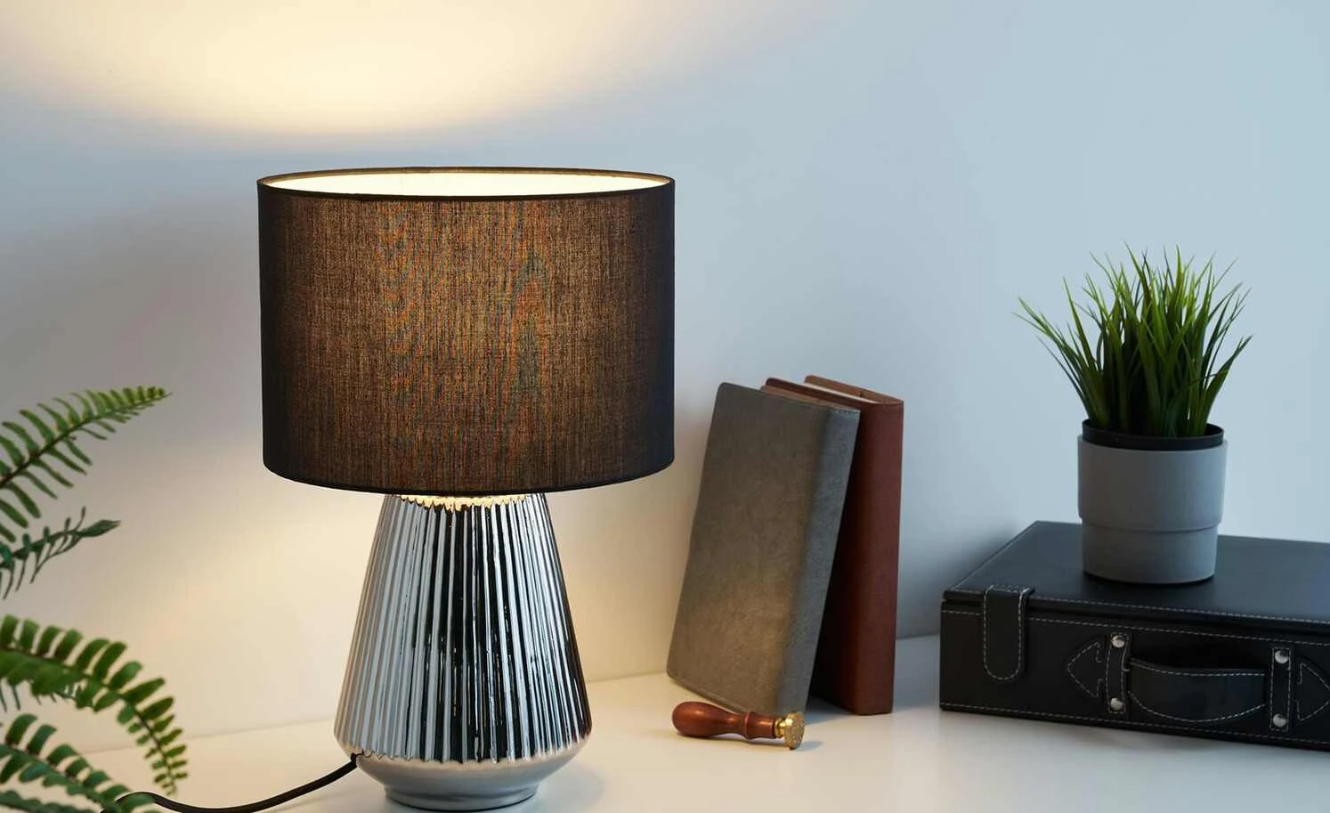 Keramik-Tischleuchte, 1-flammig, silber/schwarz 1 Keramik-Tischleuchte, 1-flammig, silber/schwarz