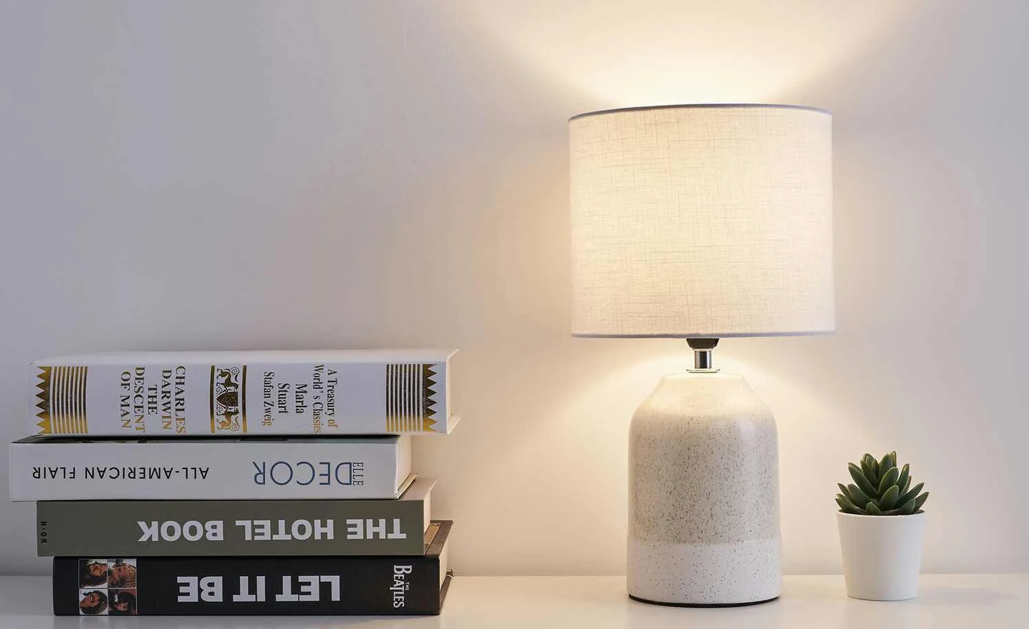 Keramik-Tischleuchte mit Leinen Schirm 1 Keramik-Tischleuchte mit Leinen Schirm