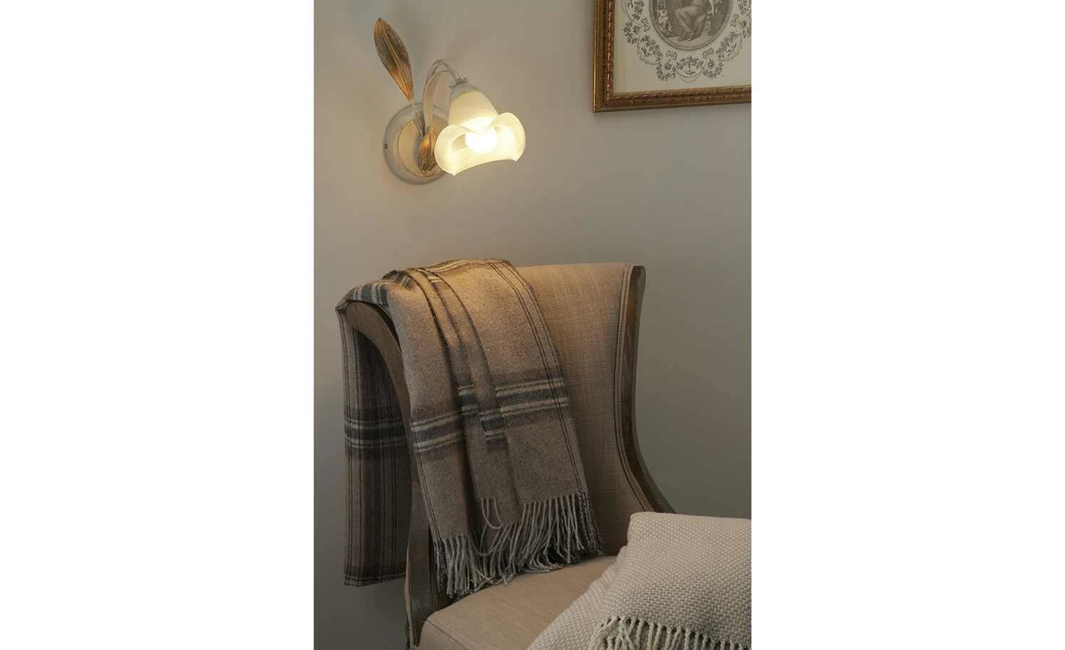 Wandleuchte, 1-flammig, weiß/ gold abgesetzt 1 Wandleuchte, 1-flammig, weiß/ gold abgesetzt