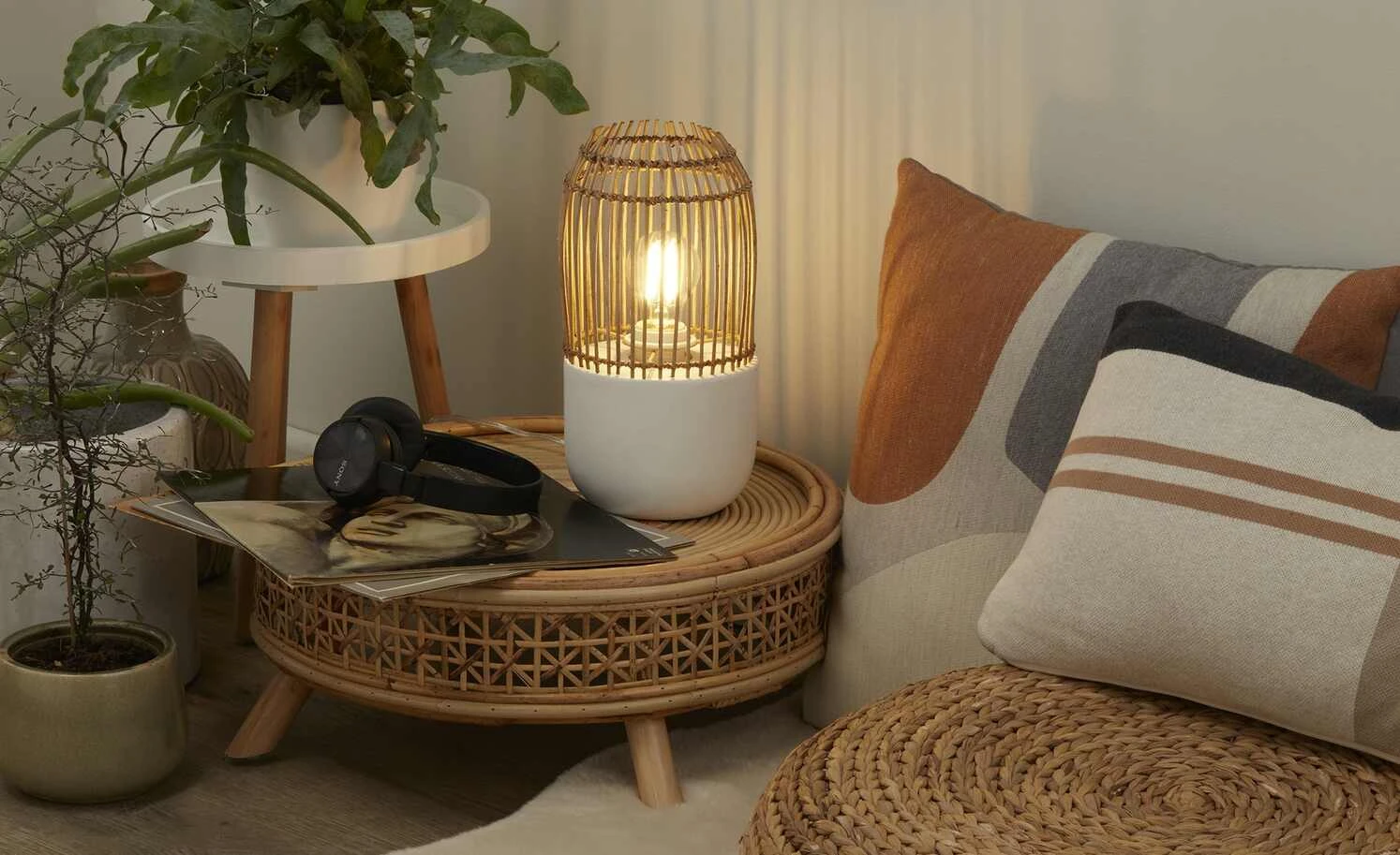 HOME STORY Beton-Tischleuchte, 1-flammig, Korbweidenschirm 1 HOME STORY Beton-Tischleuchte, 1-flammig, Korbweidenschirm