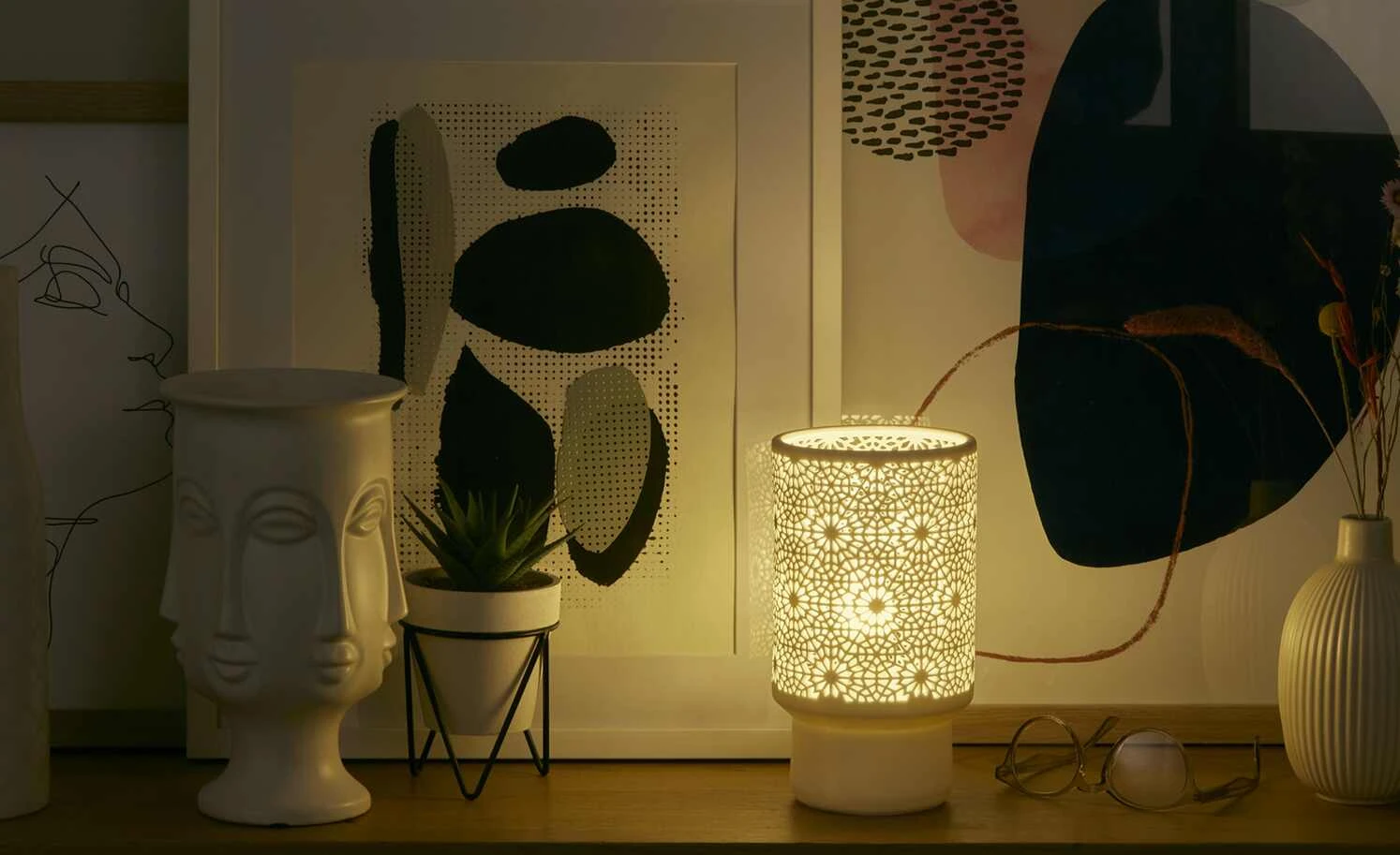 for friends Keramik-Tischleuchte, 1-flammig, weiß `Blumen´ | Blumen gestanzt 1 for friends Keramik-Tischleuchte, 1-flammig, weiß `Blumen´ | Blumen gestanzt