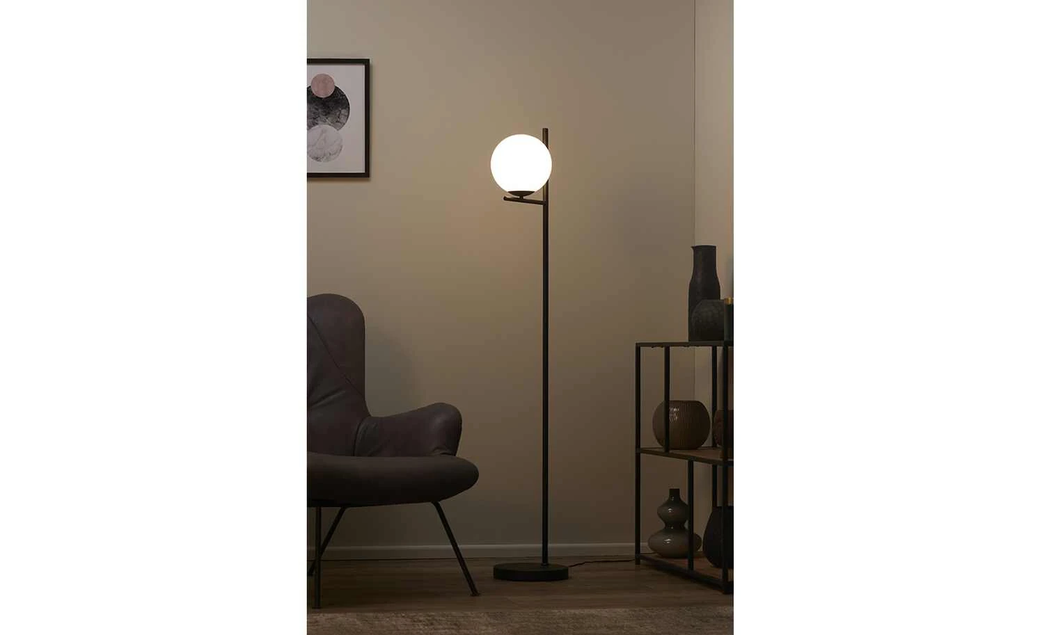 Trio Stehleuchte, 1-flammig, schwarz mit Glaskugel 1 Trio Stehleuchte, 1-flammig, schwarz mit Glaskugel