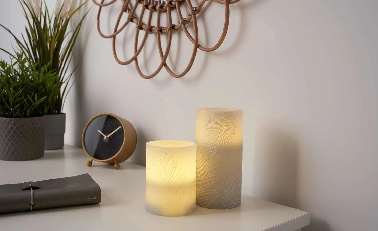 LED-Echtwachs-Kerzen 2er-Set, grau mit Federoptik 1 LED-Echtwachs-Kerzen 2er-Set, grau mit Federoptik