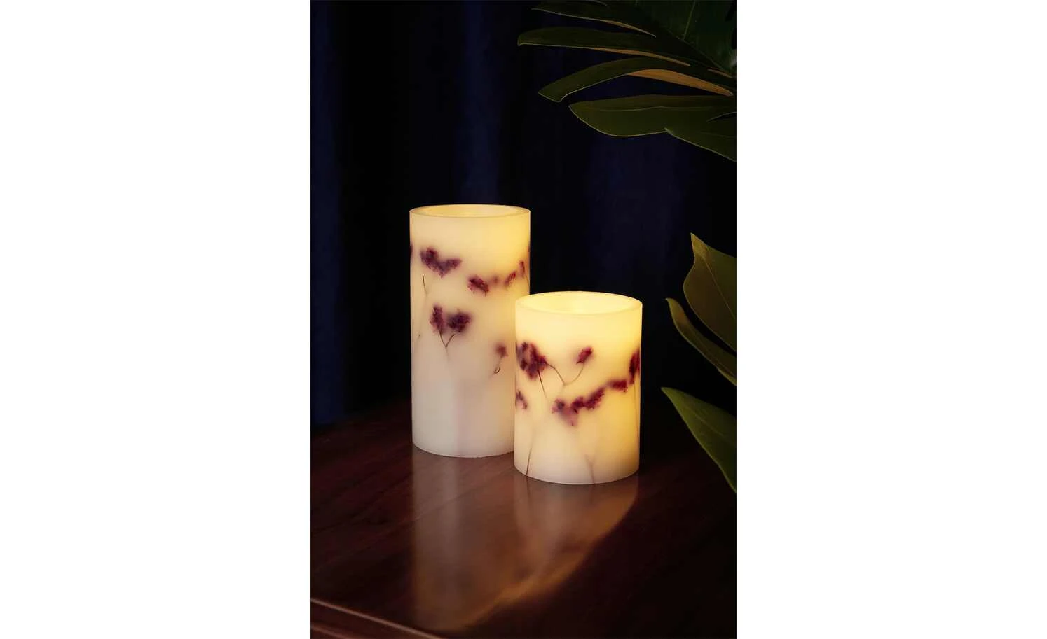 LED-Echtwachs-Kerzen 2er-Set, weiß mit Blumen 1 LED-Echtwachs-Kerzen 2er-Set, weiß mit Blumen